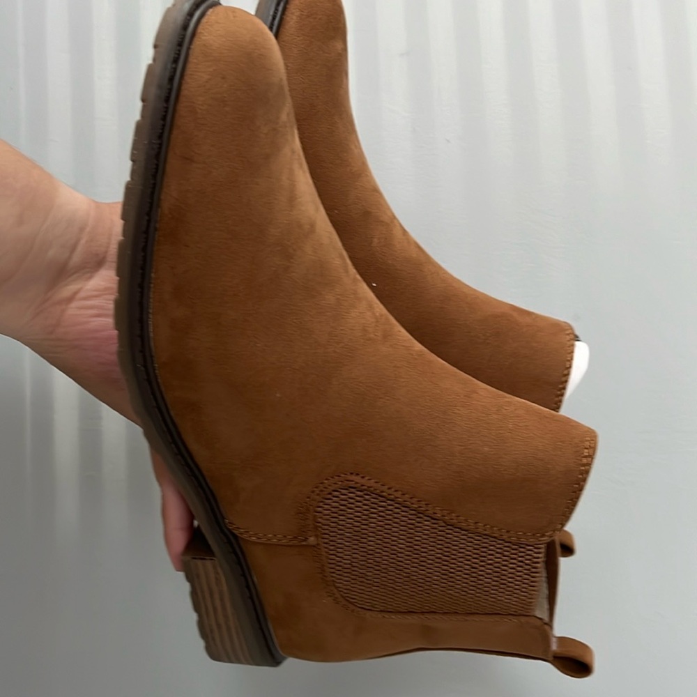 Women Brown color boots.